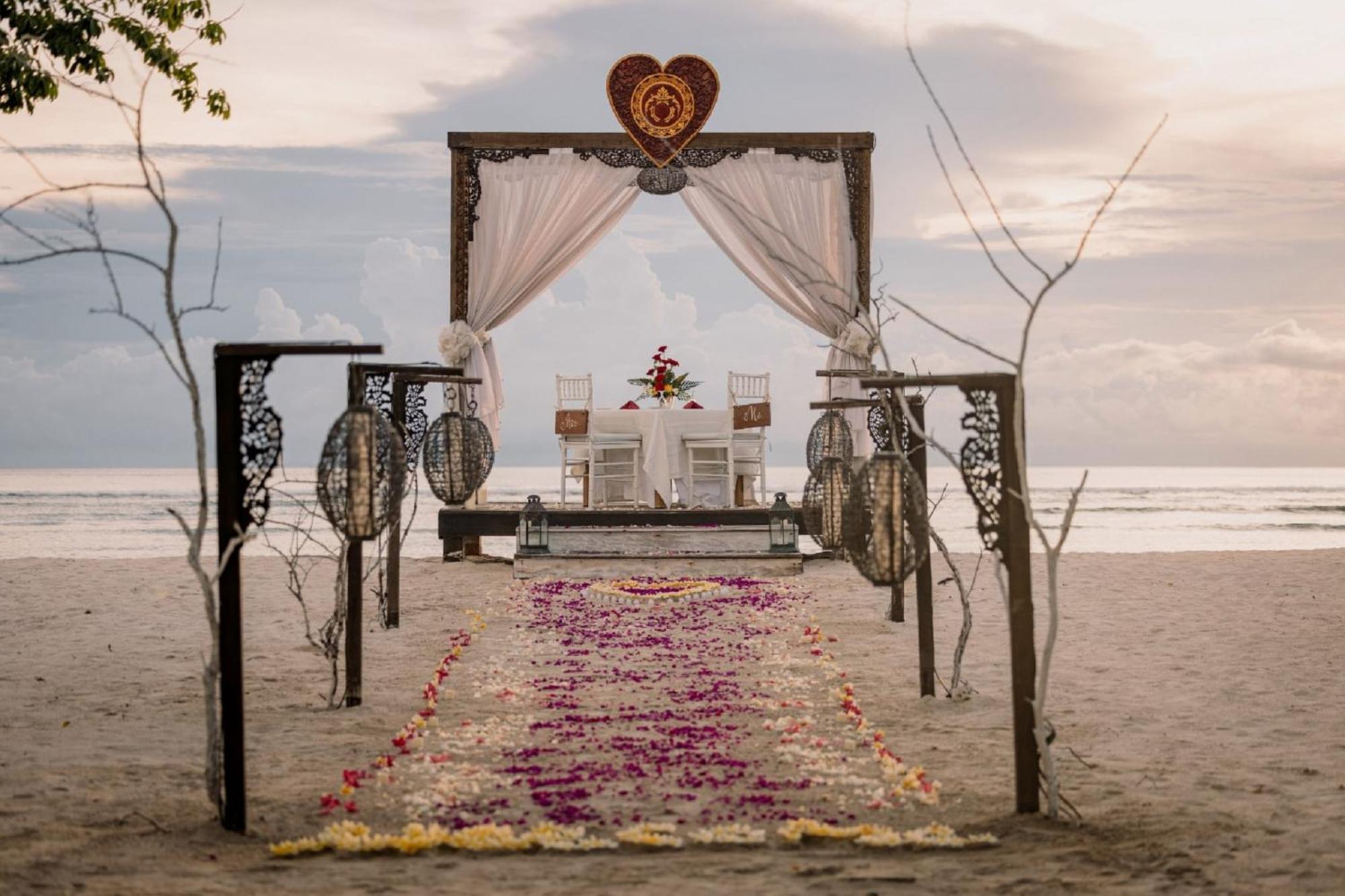 Ombak Sunset Hotel Gili Trawangan Exterior photo