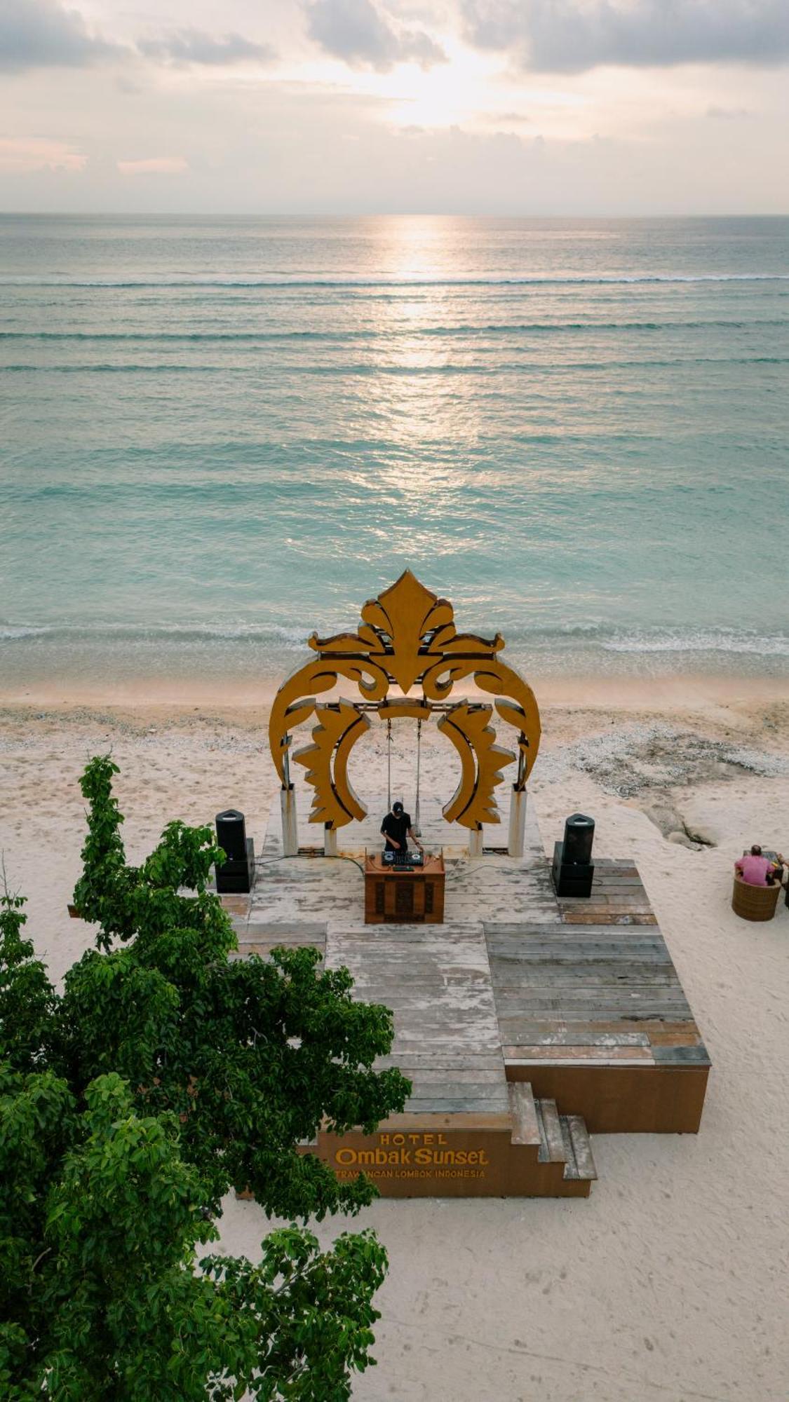 Ombak Sunset Hotel Gili Trawangan Exterior photo
